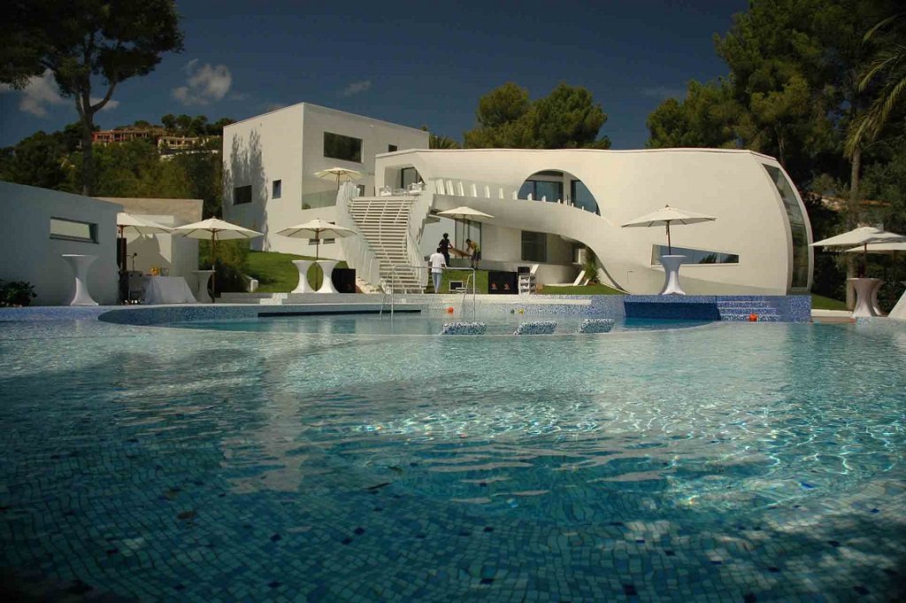 Comprar una casa al lado del mar para reformar con una inmobiliaria en Mallorca. Casa en Mallorca con piscina