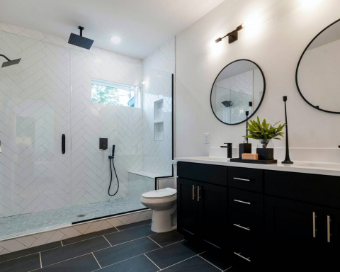 Descubre cómo ganar espacio y a la vez mejorar la estética de tu baño 18