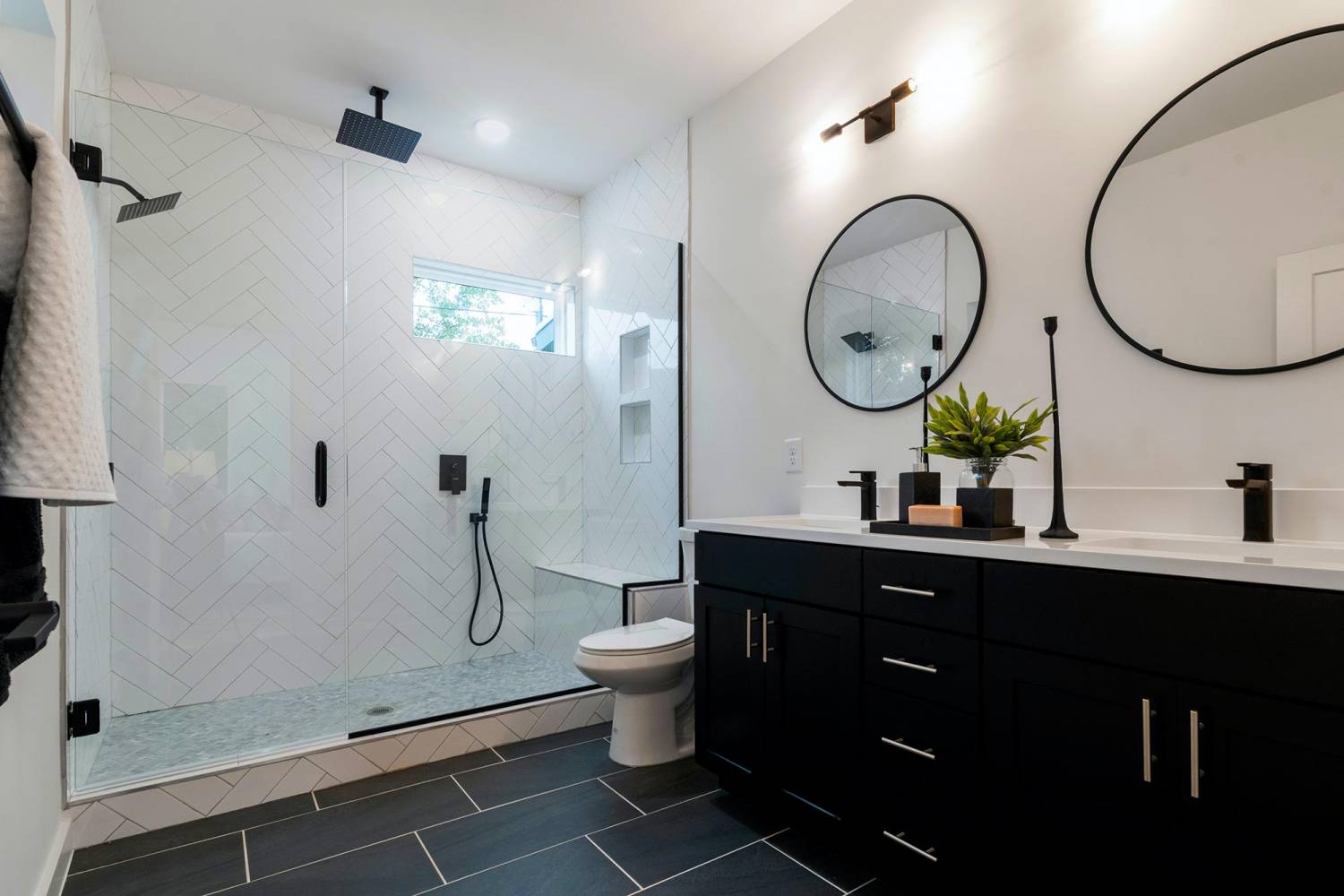 Descubre cómo ganar espacio y a la vez mejorar la estética de tu baño 17