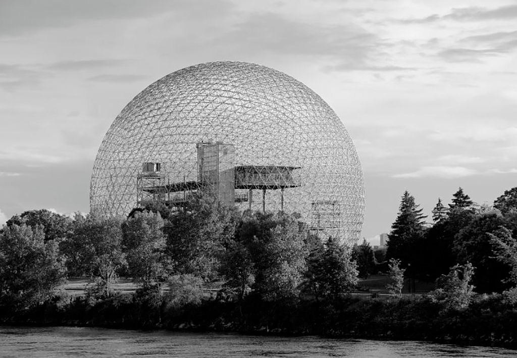 Arquitectura esférica elevada: del mito futurista al regreso inesperado 31